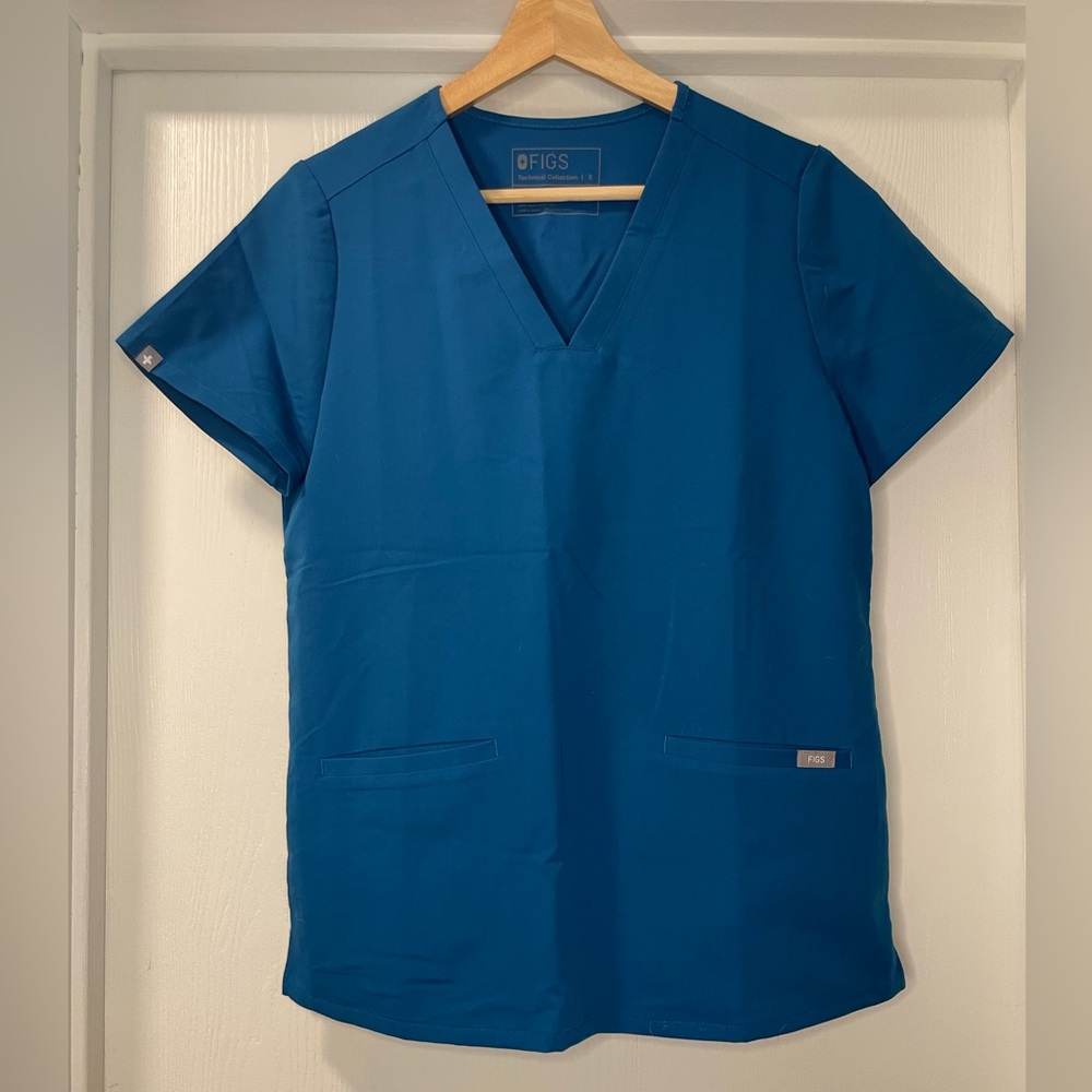 Figs Casma 3-pocket Scrub Top in Extreme Blue. Size S